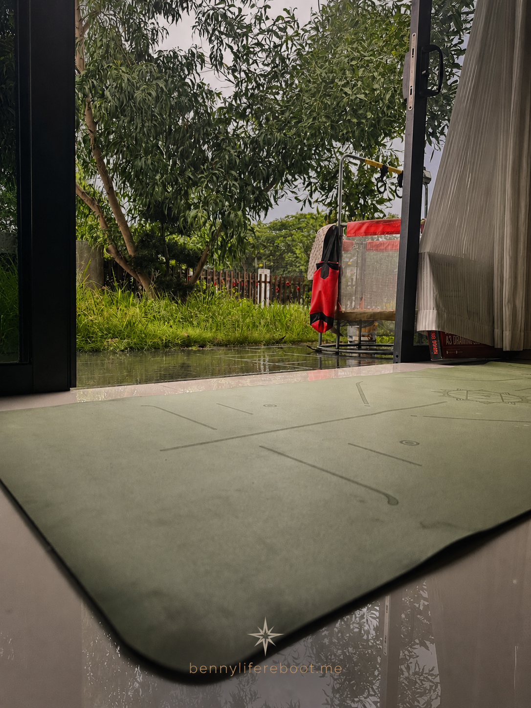 清晨摊开的瑜伽垫, 窗外雨后庭院